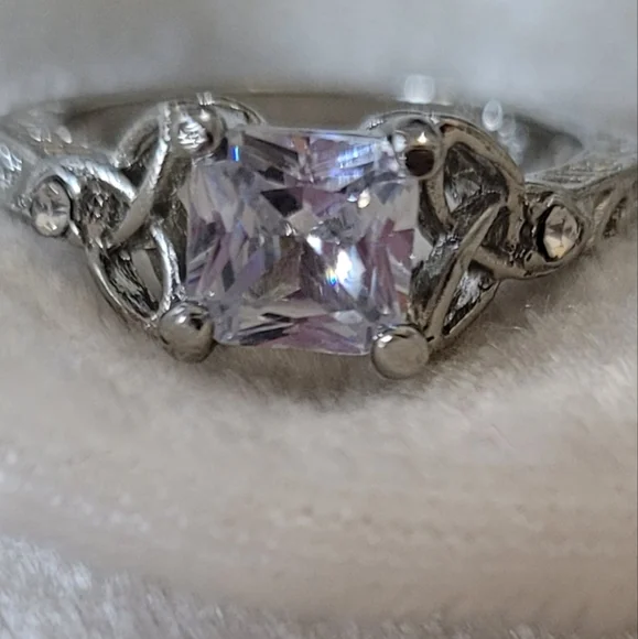 Exquisite Zircon Diamond Engagement Ring - Picture 5 of 8